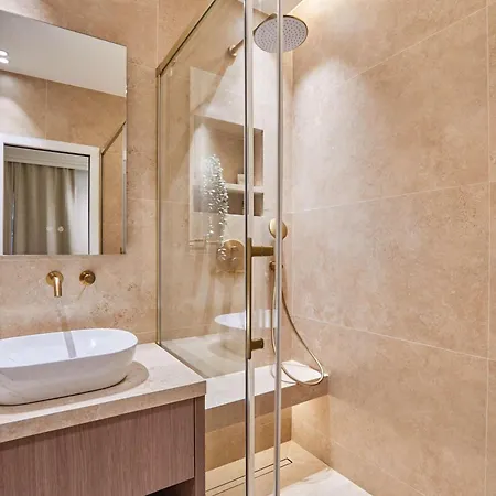 Luxurious Airconditioned Arc De Triomphe Paris
