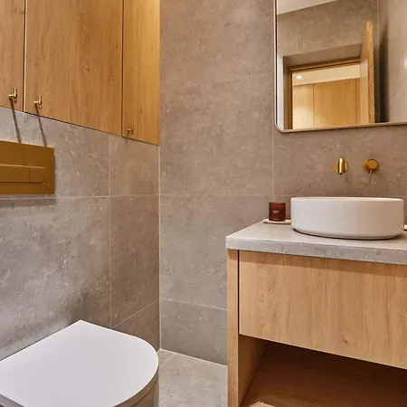 Luxurious Airconditioned Arc De Triomphe