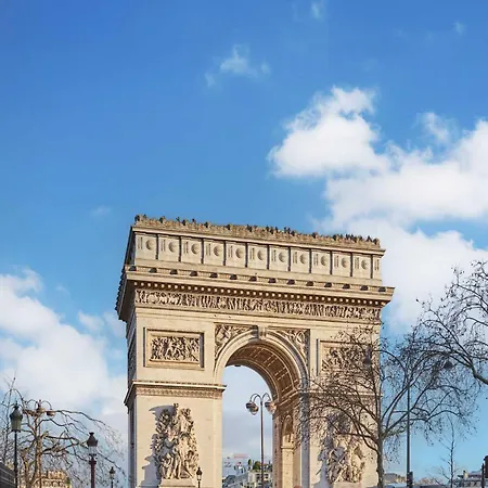 Luxurious Airconditioned Arc De Triomphe Paris