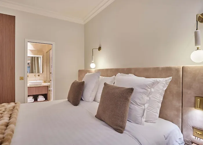 Luxurious Airconditioned Arc De Triomphe Apartment *