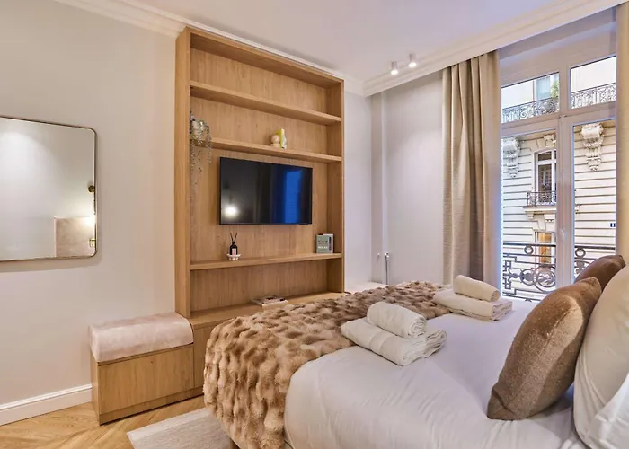 Luxurious Airconditioned Arc De Triomphe *