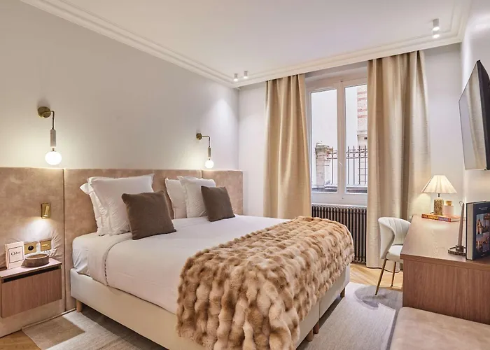 Luxurious Airconditioned Arc De Triomphe * Paris