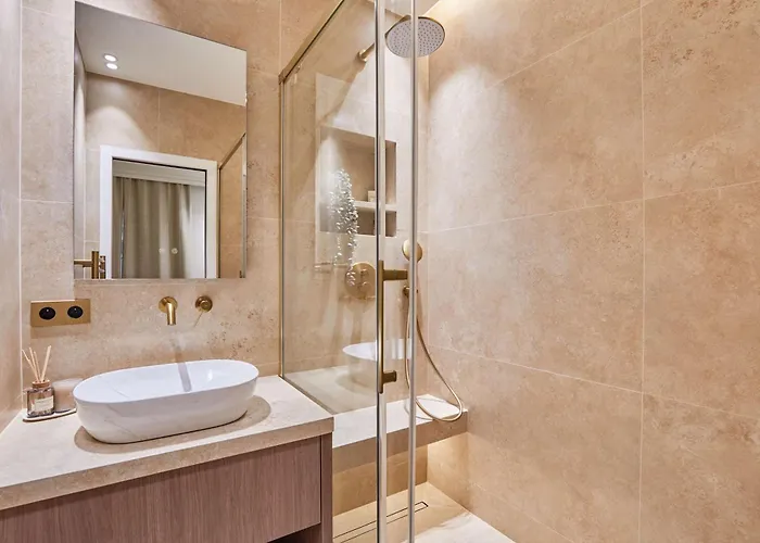 Luxurious Airconditioned Arc De Triomphe Paris