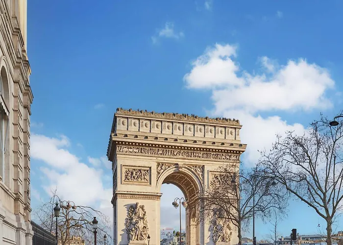 Luxurious Airconditioned Arc De Triomphe Paris