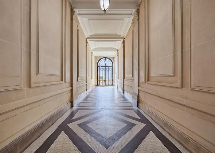 Luxurious Airconditioned Arc De Triomphe Apartment